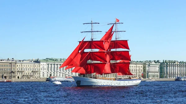 Brig Con Velas Escarlata Neva San Petersburgo Rusia San Petersburgo —  Fotos de Stock
