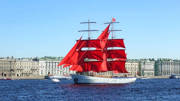 St. Petersburg 'daki Neva nehrinde kızıl yelkenli gemi. Rusya, Saint Petersburg Haziran 2021                     