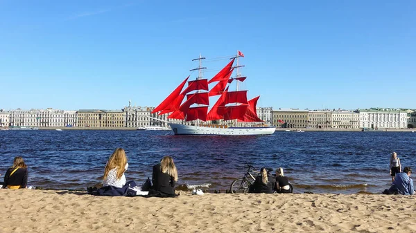 Brig Com Velas Escarlate Neva São Petersburgo Rússia São Petersburgo — Fotografia de Stock