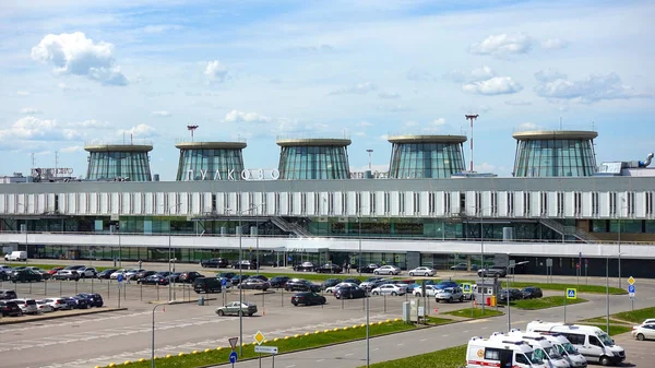 Pulkovo havaalanı terminali caddeden ön cephe manzaralı, gündüz. Rusya, Saint Petersburg Haziran 2021