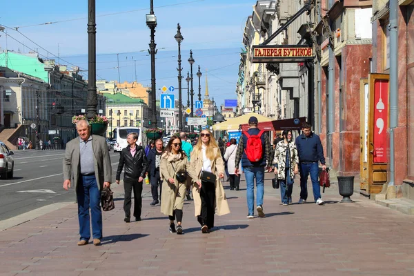 Lidé Kráčejí Podél Něvského Výhledu Rusko Petrohrad Červen 2021 — Stock fotografie