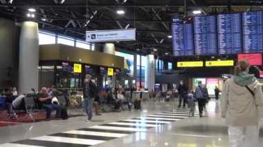 Sheremetyevo havaalanı yolcuları. Rusya Mayıs 2021