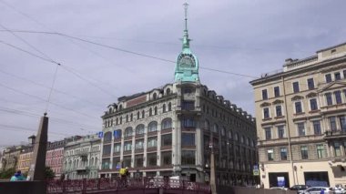 Kırmızı köprüdeki Au Pont Rouge binası, Moika nehri seti. Rusya, Saint Petersburg Haziran 2021