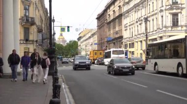 Nevsky Prospekt, araba trafiği. Rusya, Saint Petersburg Haziran 2021