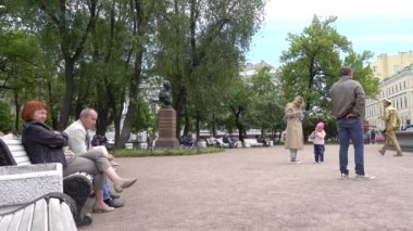 İnsanlar St. Petersburg 'da bir parkta oturuyorlar. Rusya, Saint Petersburg Haziran 2021