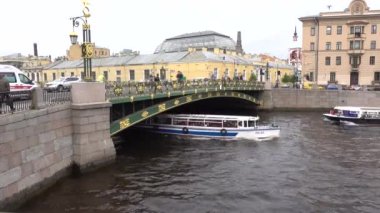 Fontanka nehri Panteleymonovsky köprüsü Nehirdeki eğlence tekneleri. Rusya, Saint Petersburg Haziran 2021