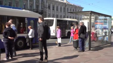 Nevsky Prospect, otobüs durağındaki insanlar. Rusya, Saint Petersburg Haziran 2021