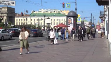İnsanlar Nevsky Prospekt boyunca yürüyor. Rusya, Saint Petersburg Haziran 2021