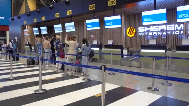 티에보 공항의 체크인 카운터입니다 러시아 모스크바 2021 — 비디오