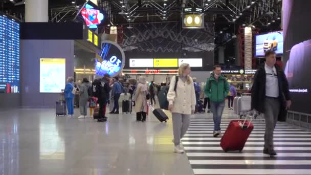 Пассажиры Аэропорта Шереметьево Москва Июнь 2021 Года — стоковое видео