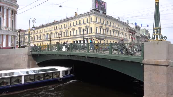 Rivière Xoka Bateaux Plaisance Remblai Avec Pont Vert Russie Saint — Video