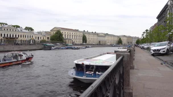 Fiume Fontanka Imbarcazioni Diporto Argine Giorno Estate Russia San Pietroburgo — Video Stock