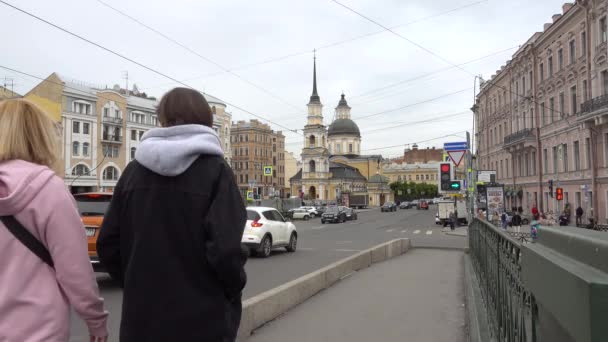 Sankt Petersburgs Folk Går Nerför Gatan Belinskij Bron Ryssland Sankt — Stockvideo