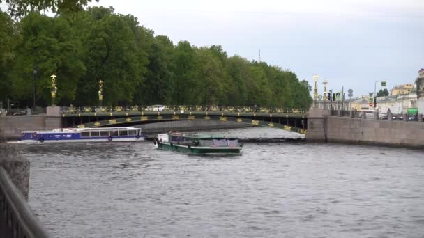 Fontanka Nehri Panteleymonovsky Köprüsü Nehirdeki Eğlence Tekneleri Rusya Saint Petersburg — Stok video