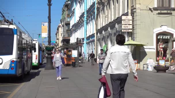 Nsanlar Nevsky Prospekt Boyunca Yürüyor Rusya Saint Petersburg Haziran 2021 — Stok video