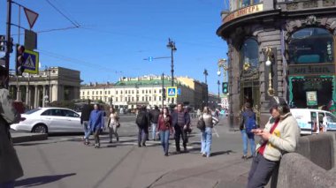 İnsanlar Nevsky Prospekt boyunca yürüyor. Rusya, Saint Petersburg Haziran 2021