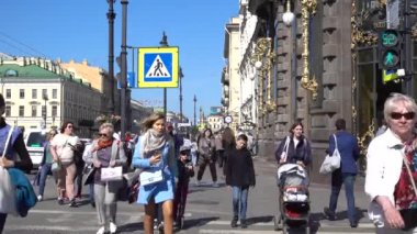 İnsanlar Nevsky Prospekt boyunca yürüyor. Rusya, Saint Petersburg Haziran 2021