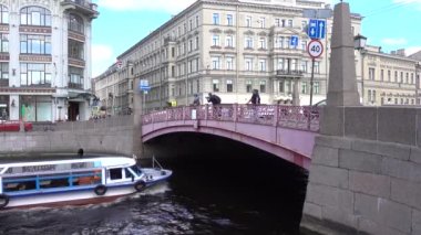 Moika nehri, eğlence gemileri, kırmızı köprülü bir set. Rusya, Saint Petersburg Haziran 2021