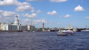 Neva Nehri, Kunstkamera, Rostral Sütun, Peter ve Paul Kalesi 'nin kulesi, zevk gemileri. Rusya, Saint Petersburg Haziran 2021