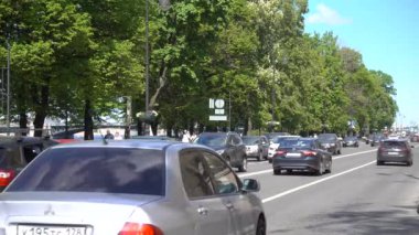 St. Petersburg 'daki Amiralteiskaya setinde araba trafiği. Rusya, Saint Petersburg Haziran 2021