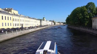 Fontanka nehri, eğlence gemileri, toprak seti. Rusya, Saint Petersburg Haziran 2021