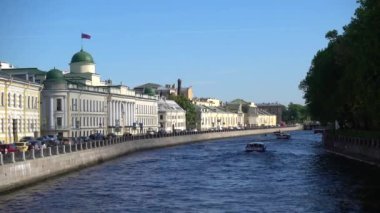 Fontanka nehri, eğlence gemileri, toprak seti. Rusya, Saint Petersburg Haziran 2021