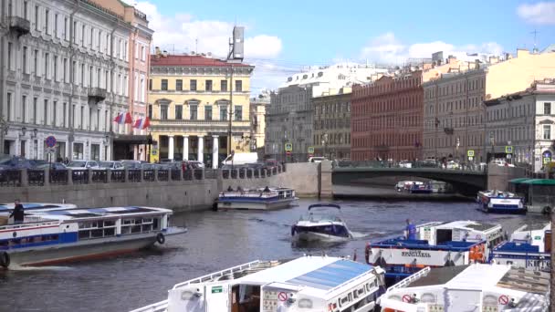 Fluss Moika Ausflugsboote Damm Mit Grüner Brücke Russland Sankt Petersburg — Stockvideo