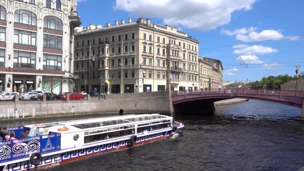 Rivière Xoka Bateaux Plaisance Remblai Avec Pont Rouge Russie Saint — Video