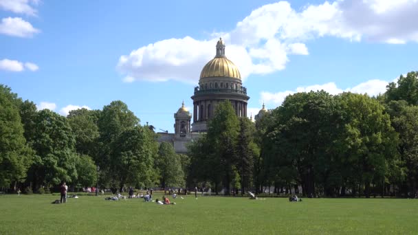 人们在公园的草坪上休息 欣赏圣伊萨凯耶夫斯基大教堂的景色 2021年6月 圣彼得堡 — 图库视频影像