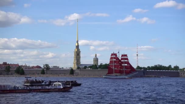 Peter Paul Fortress Bergantín Con Velas Escarlata Río Neva Rusia — Vídeos de Stock