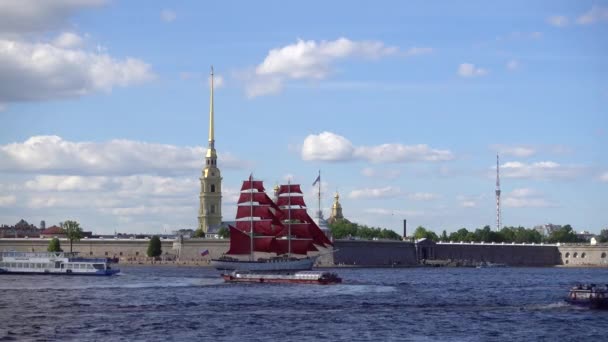 ピーターとポール要塞 ネヴァ川に緋色の帆でブリッグ ロシア サンクトペテルブルク2021年6月 — ストック動画