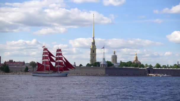 ピーターとポール要塞 ネヴァ川に緋色の帆でブリッグ ロシア サンクトペテルブルク2021年6月 — ストック動画