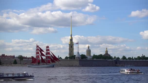 Peter Paul Fortress Bergantín Con Velas Escarlata Río Neva Rusia — Vídeos de Stock