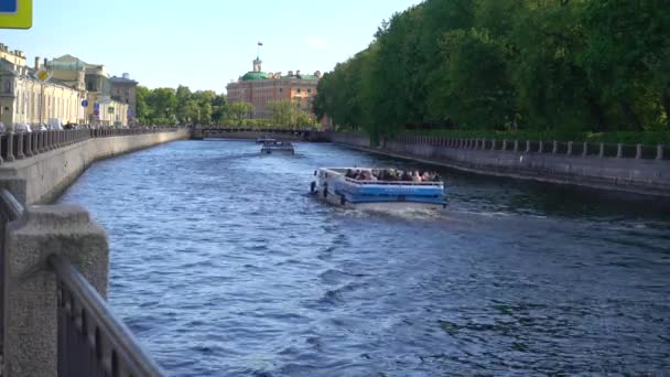 Fontanka Rivier Plezierschepen Dijk Rusland Sint Petersburg Juni 2021 — Stockvideo