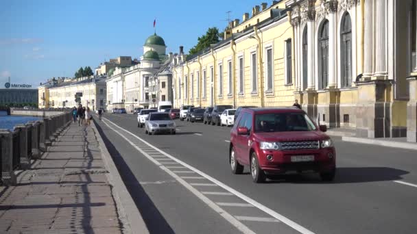 Κυκλοφορία Αυτοκινήτων Στο Ανάχωμα Του Ποταμού Φοντάνκα Στην Αγία Πετρούπολη — Αρχείο Βίντεο