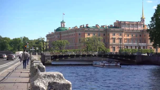 Fontanka Folyó Panteleimonovsky Híd Élményhajók Háttérben Orosz Múzeum Mihajlovszkij Palota — Stock videók