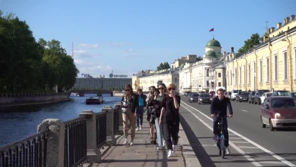 Nsanlar Fontanka Nehri Nin Seti Boyunca Yürüyorlar Rusya Saint Petersburg — Stok video