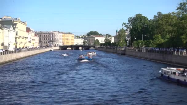 Río Fontanka Barcos Recreo Terraplén Rusia San Petersburgo Junio 2021 — Vídeos de Stock