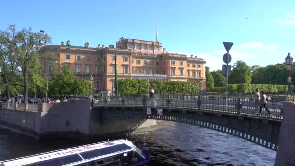 Река Мойка Первый Инженерный Мост Прогулочные Катера Реке Заднем Плане — стоковое видео