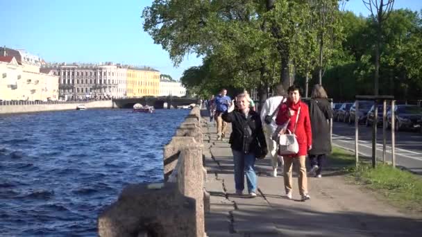 Les Gens Marchent Long Remblai Rivière Fontanka Russie Saint Pétersbourg — Video