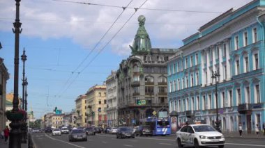 Nevsky Prospekt, araba trafiği. Rusya, Saint Petersburg Haziran 2021