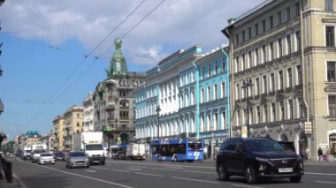 Nevsky Prospekt, araba trafiği. Rusya, Saint Petersburg Haziran 2021