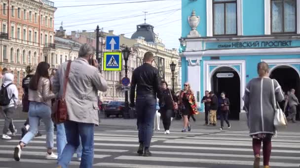 Nevsky Prospekt Pessoas Atravessam Estrada Numa Travessia Zebra Rússia São — Vídeo de Stock