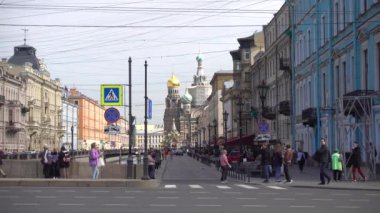 Nevsky Prospekt, araba trafiği. Rusya, Saint Petersburg Haziran 2021