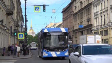 Nevsky Prospekt, araba trafiği. Rusya, Saint Petersburg Haziran 2021
