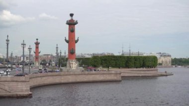 Vasilievsky Adası 'nın Oku Rostral kolonları, Neva nehri, yaz günü. Rusya, Saint Petersburg Haziran 2021