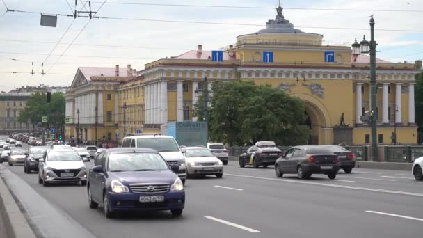 Templo Nombre San Spyridon Trimifuntsky Tráfico Coches Puente Del Palacio — Vídeo de stock