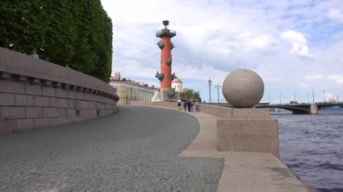 Vasilievsky Adası 'nın tükürüğü, rastralnaya sütunu, Neva Nehri' nin seti. Rusya, Saint Petersburg Haziran 2021