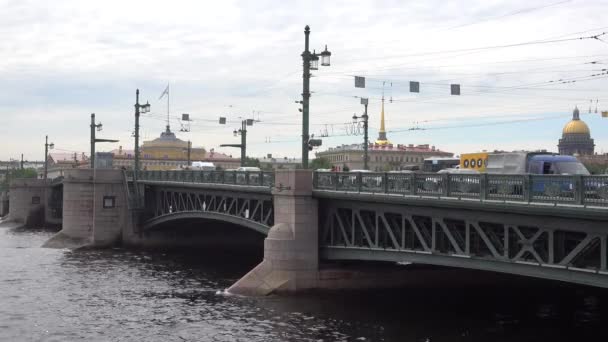 Río Neva Puente Del Palacio Día Verano Rusia San Petersburgo — Vídeos de Stock