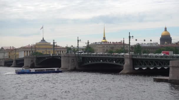 Нева Рівер Палацовий Міст Приємні Човни Пливуть Уздовж Річки Росія — стокове відео